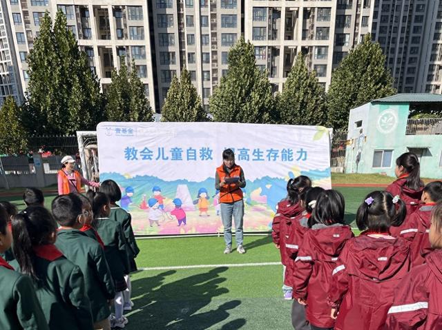 街小学：家长进课堂教学生自救龙8体育入口郑州高新区莲花(图3)