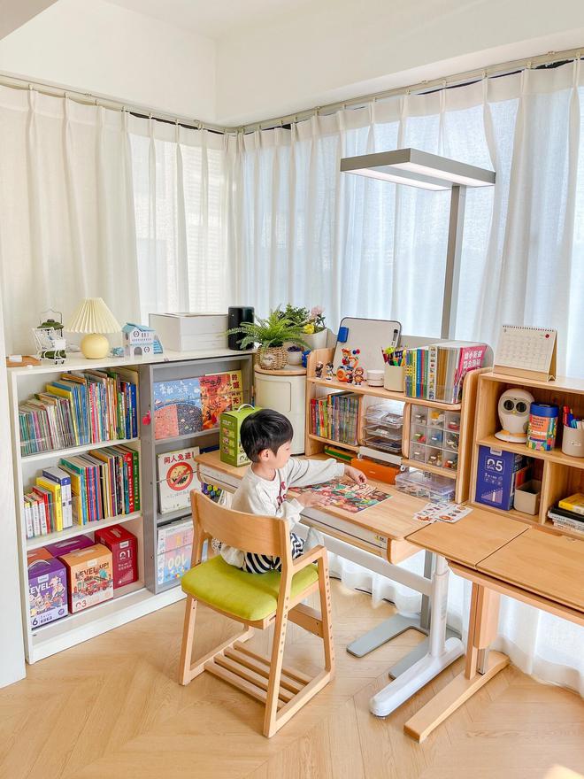 儿童房走红！仅仅一个书桌让许多人效仿龙8体育入口湖南一女子因把阳台改成(图3)