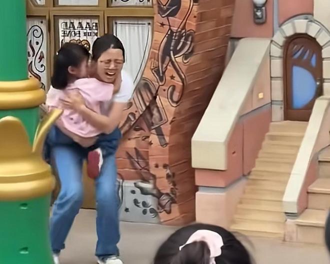 ！兔帽女是否打小孩成最大争议迪士尼情侣现身医院伤势成疑(图2)