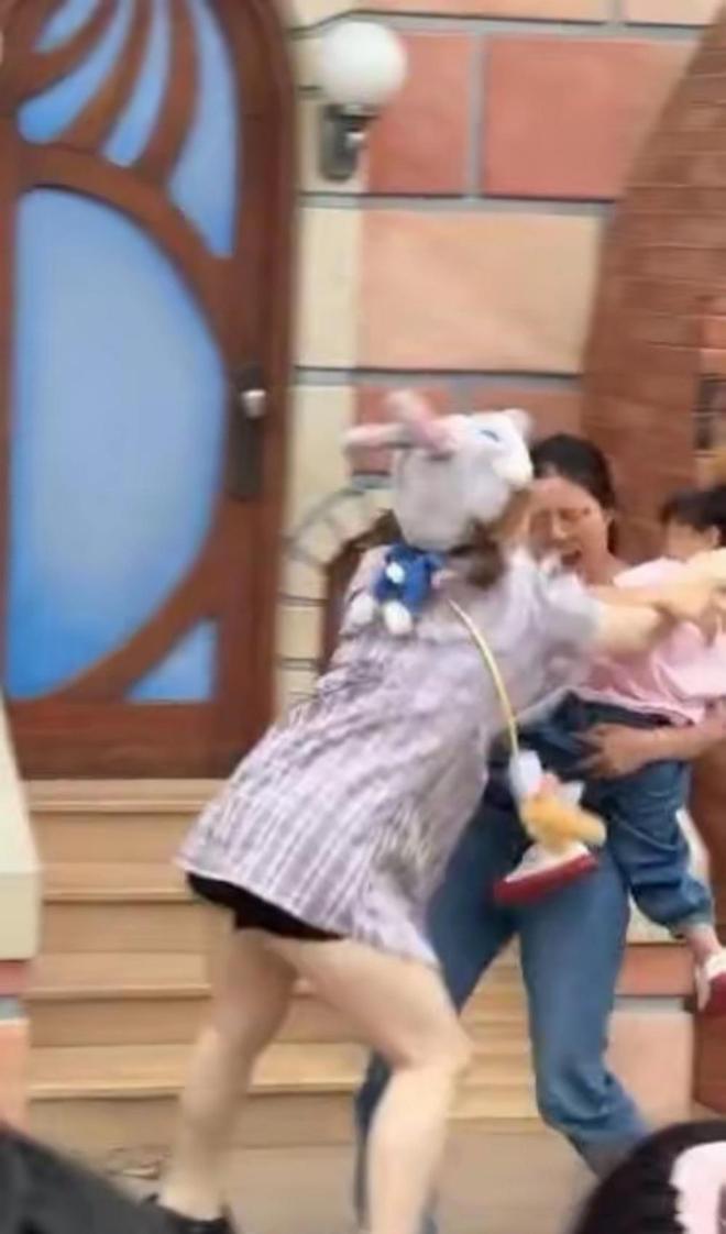 ！兔帽女是否打小孩成最大争议迪士尼情侣现身医院伤势成疑(图3)