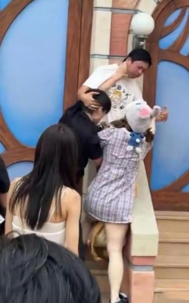 ！兔帽女是否打小孩成最大争议迪士尼情侣现身医院伤势成疑