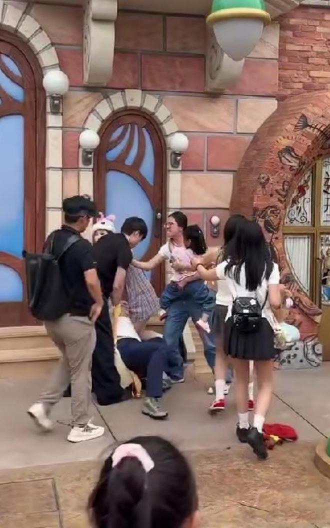 ！兔帽女是否打小孩成最大争议迪士尼情侣现身医院伤势成疑(图10)