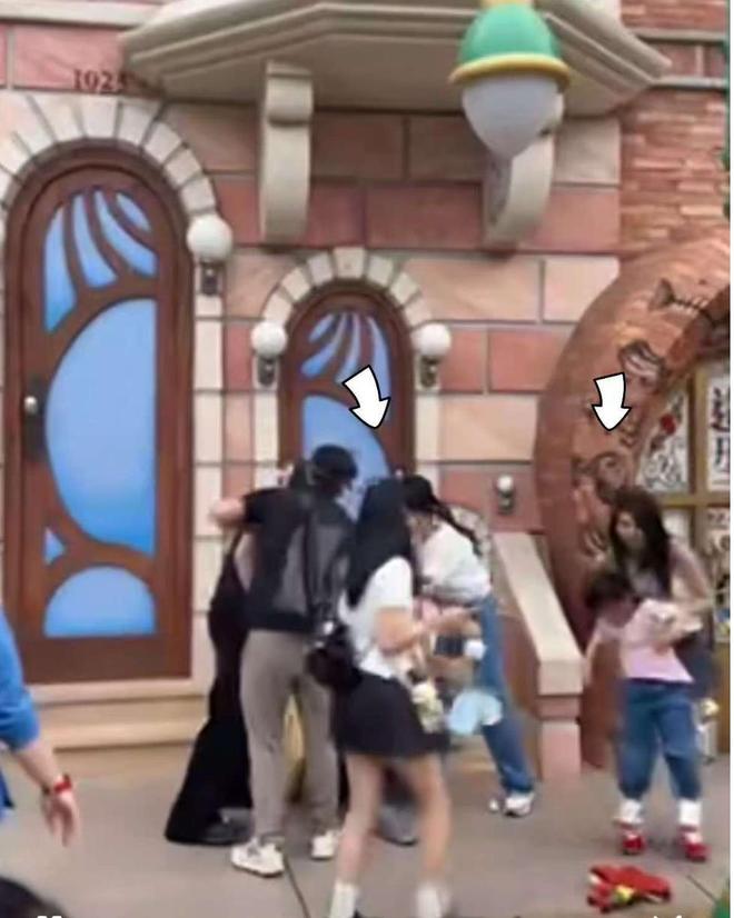 ！兔帽女是否打小孩成最大争议迪士尼情侣现身医院伤势成疑(图13)